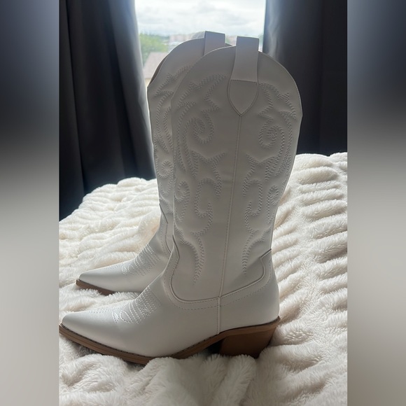 ✨SOLD ✨ NWT White and Tan Faux Leather boots! - Picture 3 of 7